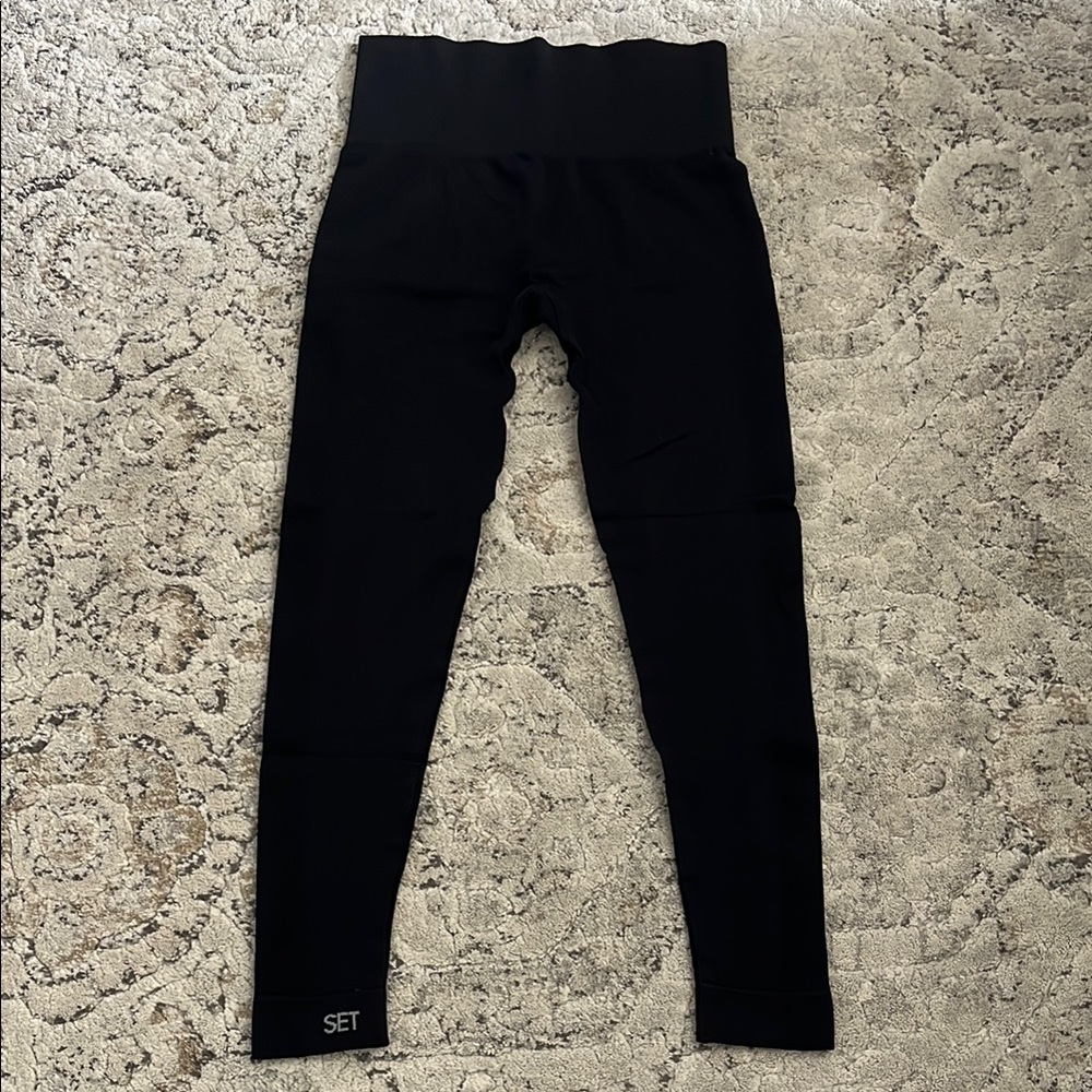 SET Active Black Leggings with Slim Fit and Stretchy Fabric